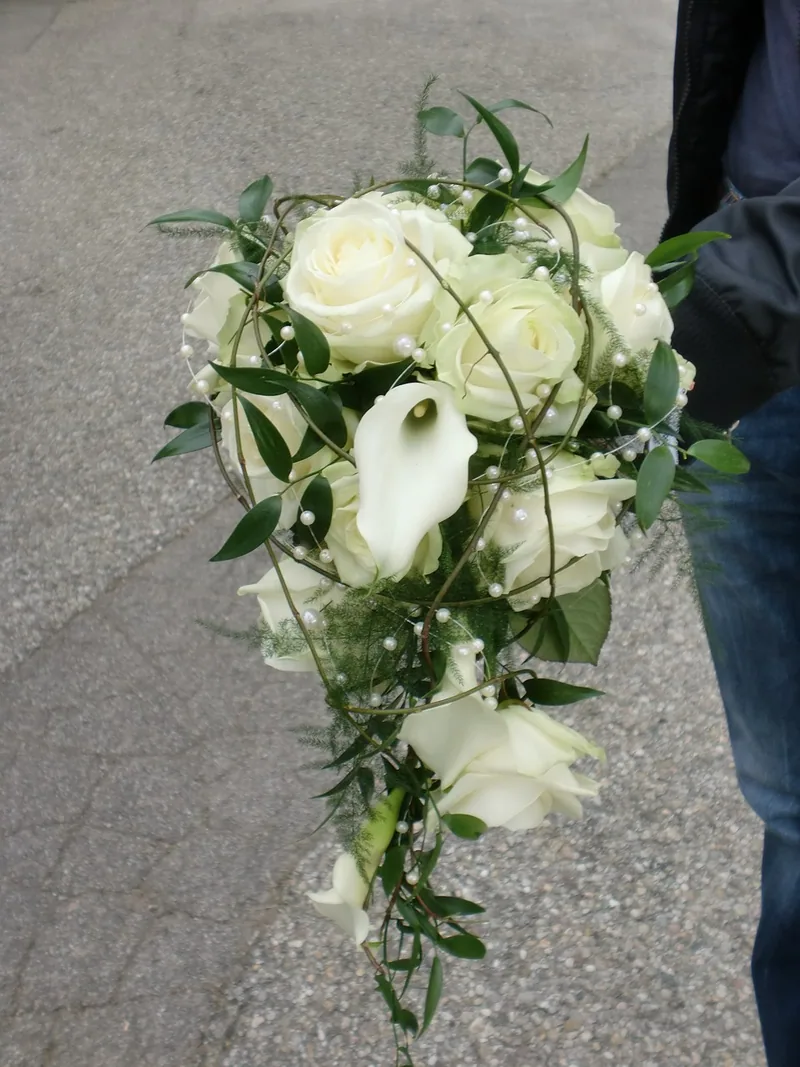 Kaskadenförmiger Brautstrauß aus weißen Rosen und Calla