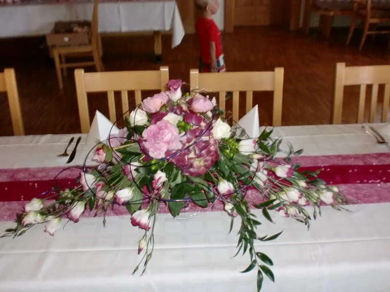 Tafelgesteck in Rosa und Weiß auf einer Hochzeitstafel