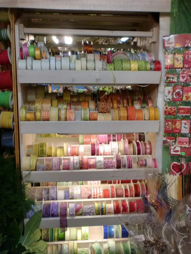 Regal mit Schleifenbändern in vielen Farben